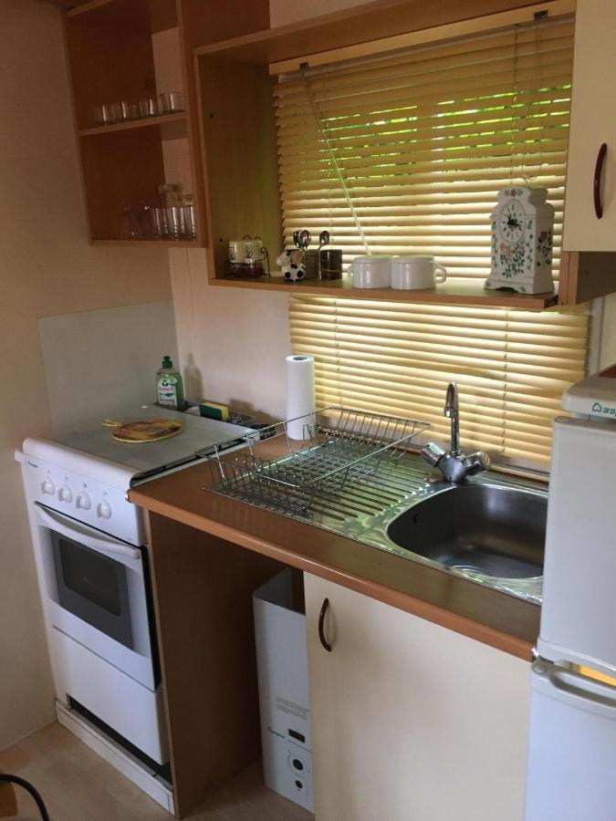 Mobile Home Avec Parking Шорж Екстериор снимка