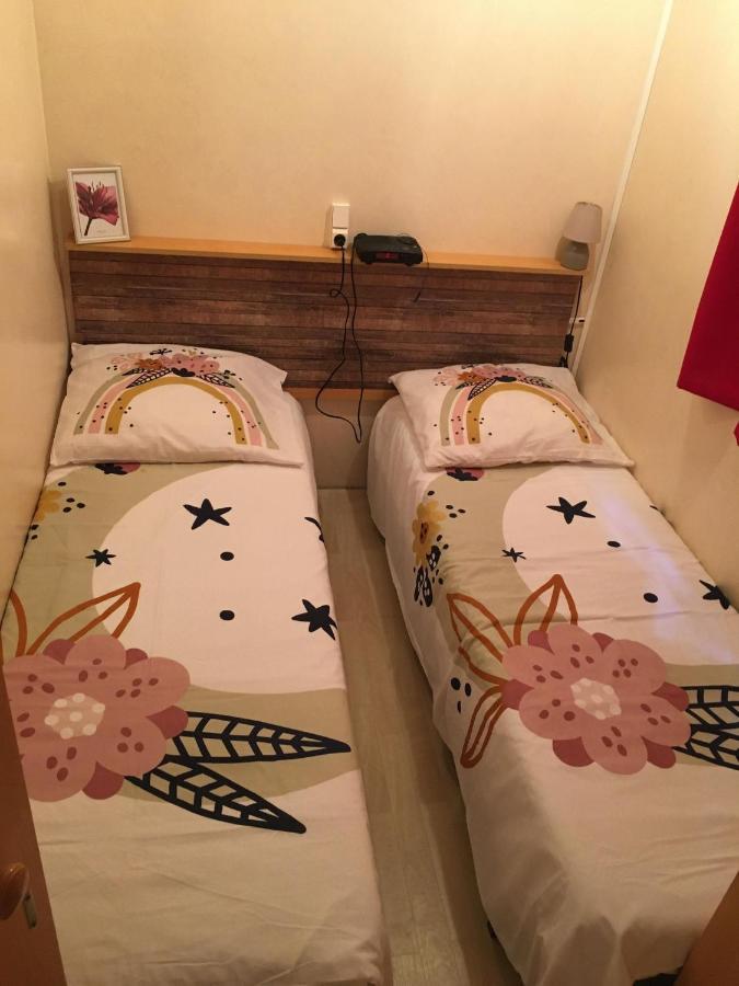 Mobile Home Avec Parking Шорж Екстериор снимка