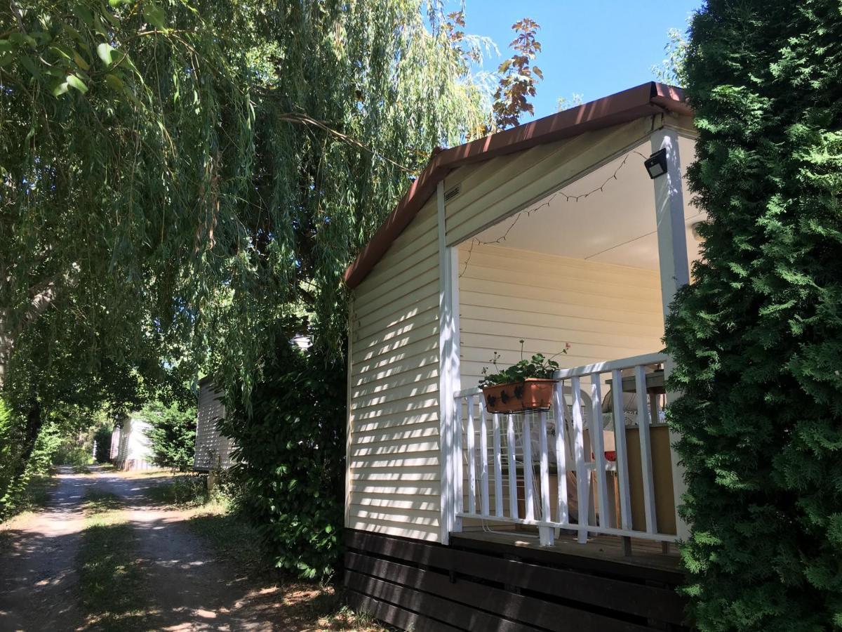 Mobile Home Avec Parking Шорж Екстериор снимка
