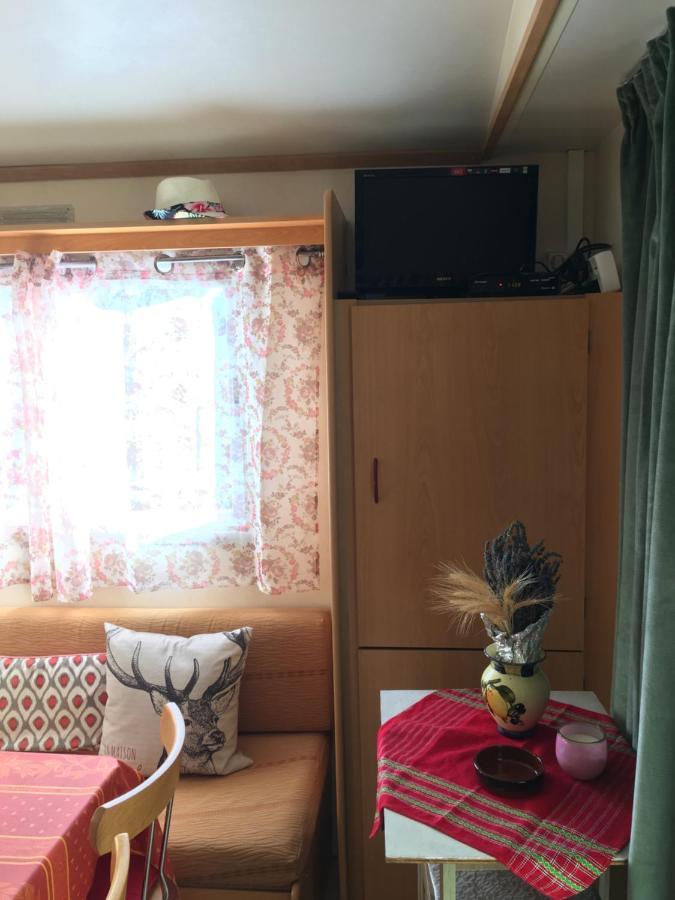 Mobile Home Avec Parking Шорж Екстериор снимка