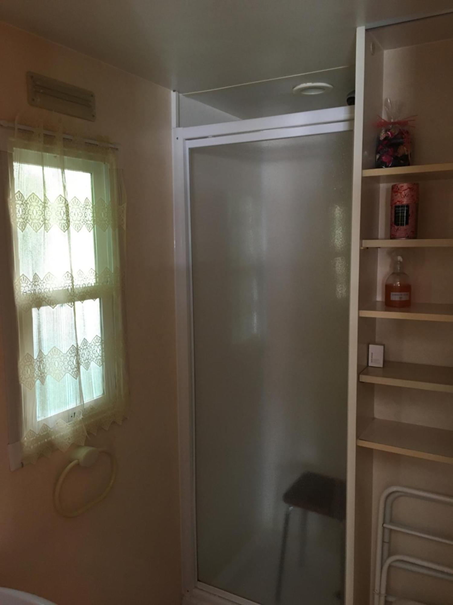 Mobile Home Avec Parking Шорж Екстериор снимка